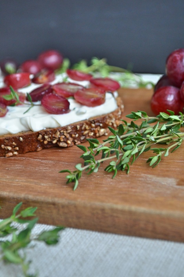 Stullen mit Ziegenfrischkäse und gegrillten Trauben