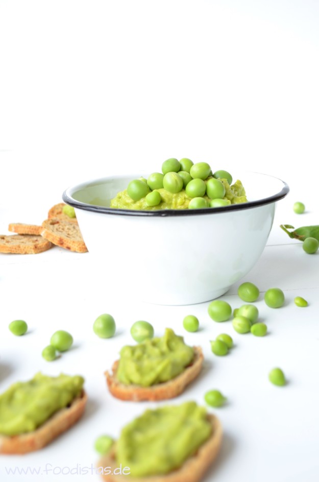 Erbsenguacamole mit Röstbrot