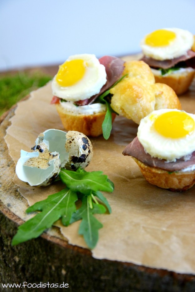 Brioche mit Roastbeef und Wachteleiern