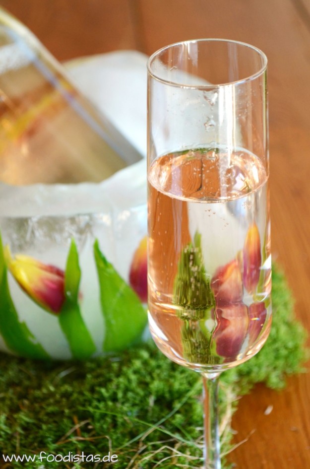 Sektkübel mit Tulpen und dazu einen spritzigen Prosecco
