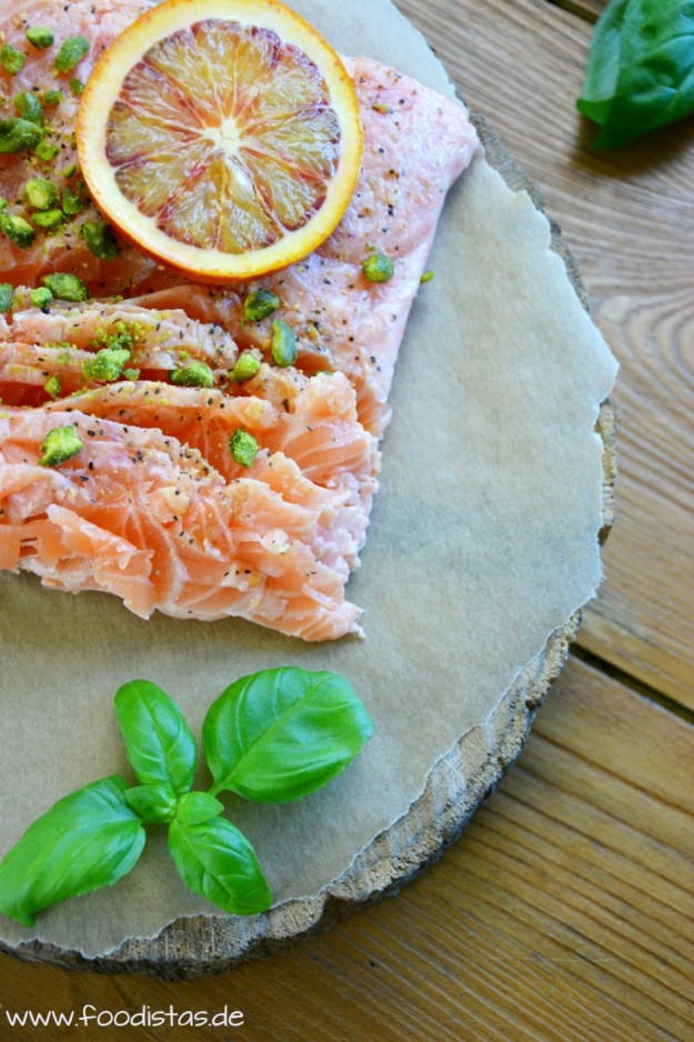 Selbst gebeizter Lachs mit Blutorangen und Pistazien