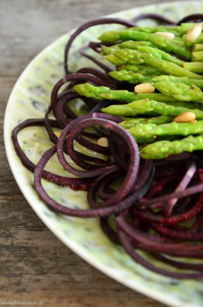 Lauwarmer Spargelsalat auf Möhren › foodistas.de