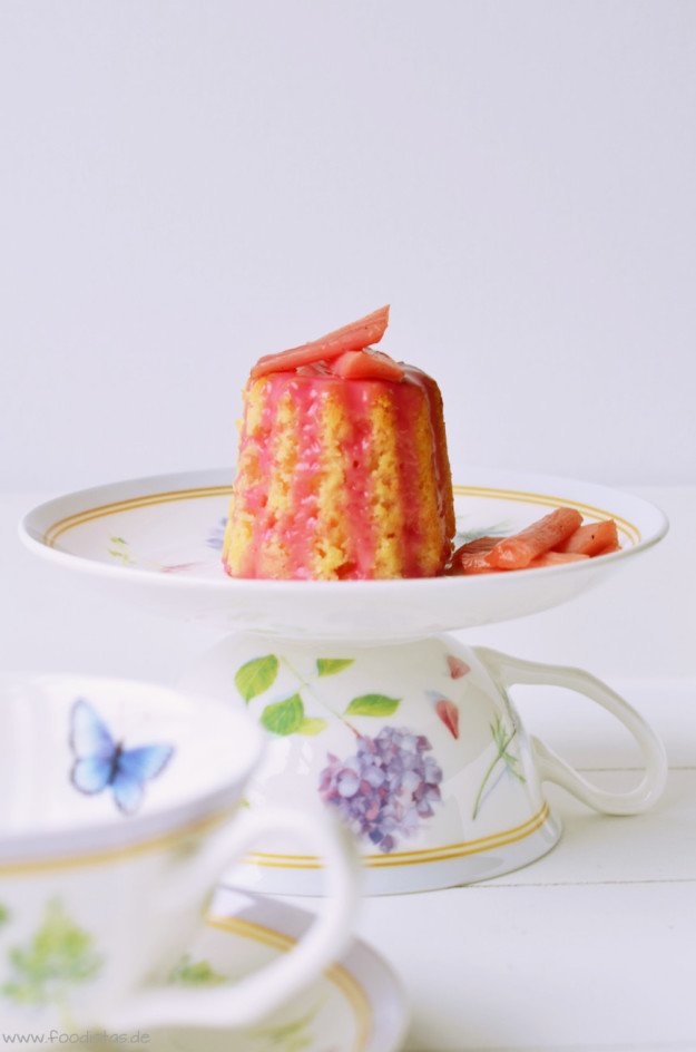 Buttermilch Küchlein mit pochiertem Rhabarber