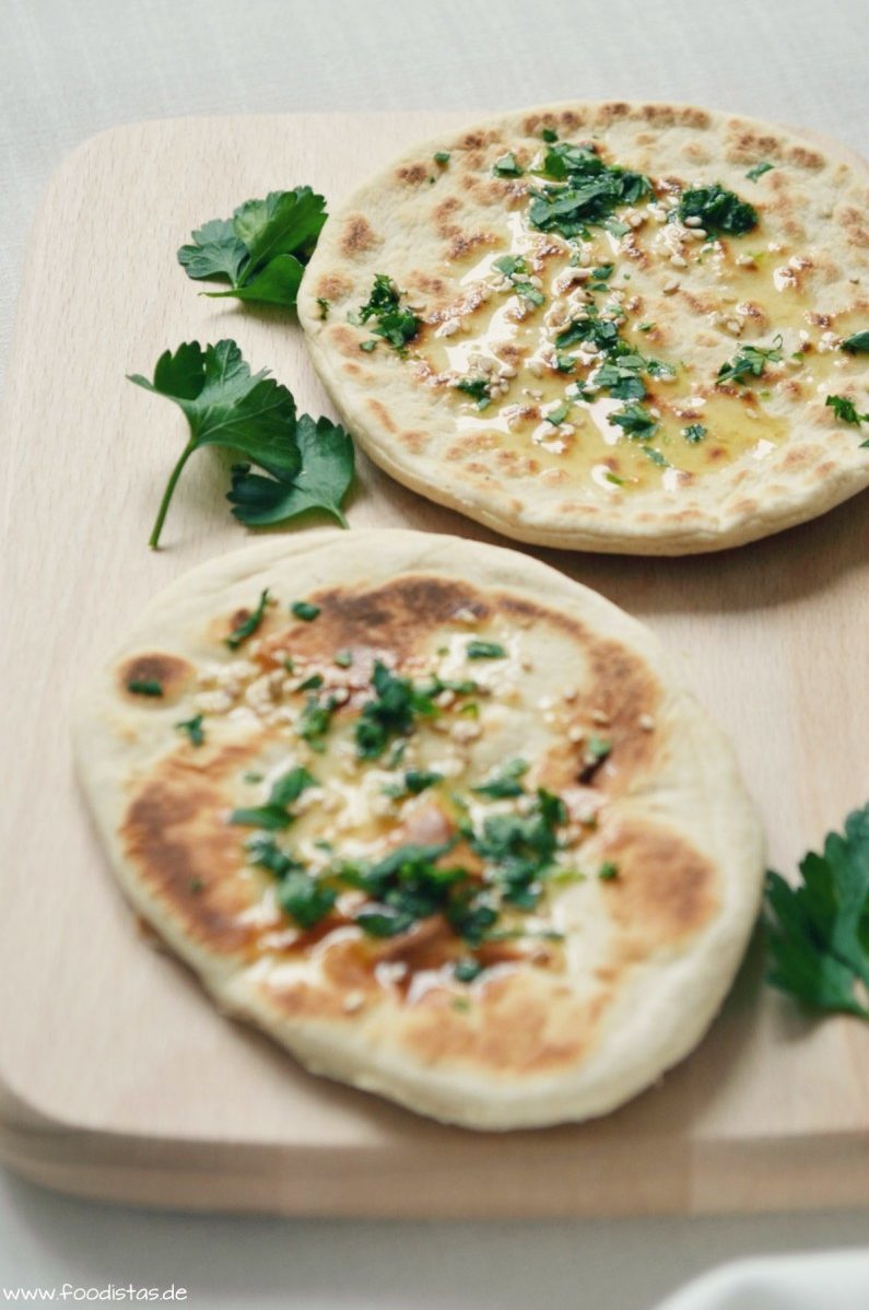 selbstgebackenes Indisches Naan Brot, Rezept für Naan Brot › foodistas.de