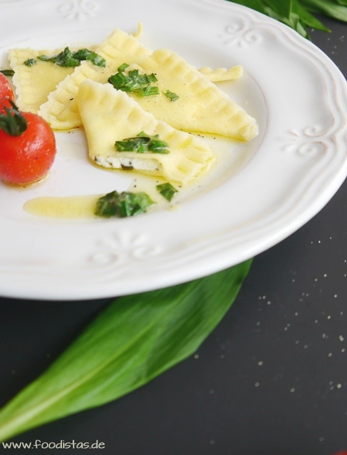 Bärlauch-Ziegenkäse-Ravioli mit geschmorten Tomaten › foodistas.de