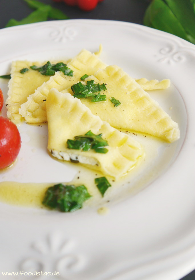 Bärlauch-Ziegenkäse-Ravioli mit geschmorten Tomaten › foodistas.de