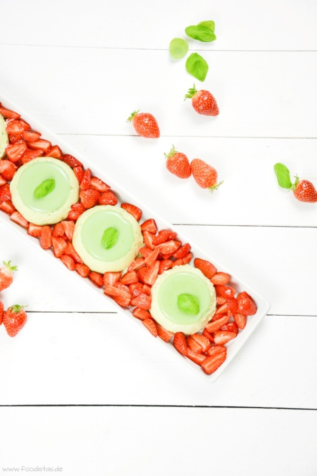 Basilikum Panna Cotta mit Erdbeeren