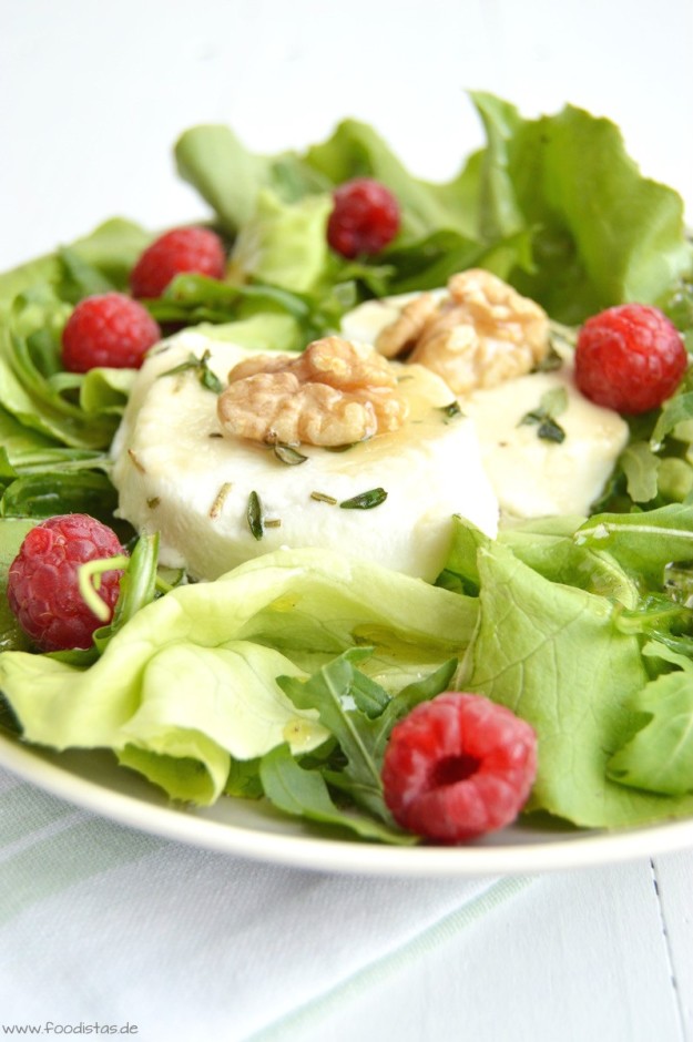 Grüner Salat mit honigglasiertem Ziegenkäse