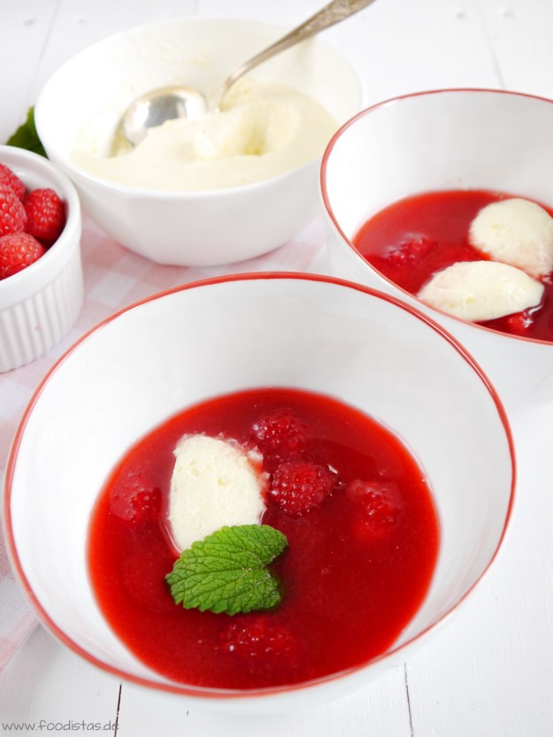 Himbeerkaltschale mit Joghurt-Zitronen-Nocken