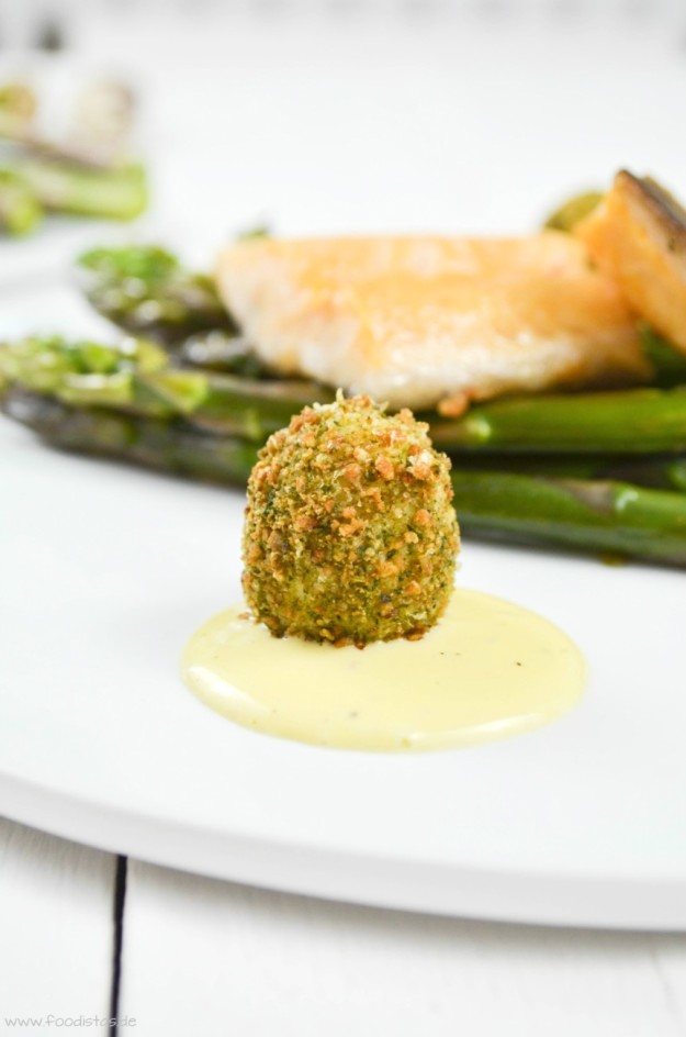 Lila Spargel mit gebackenem Wachtelei, Orangen Chili Hollandaise und Saibling