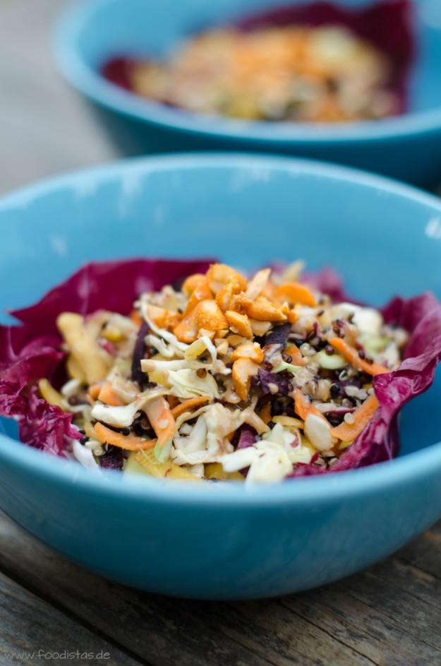 Spicy Quinoa Salad Bowl mit Erdnussbutterdressing