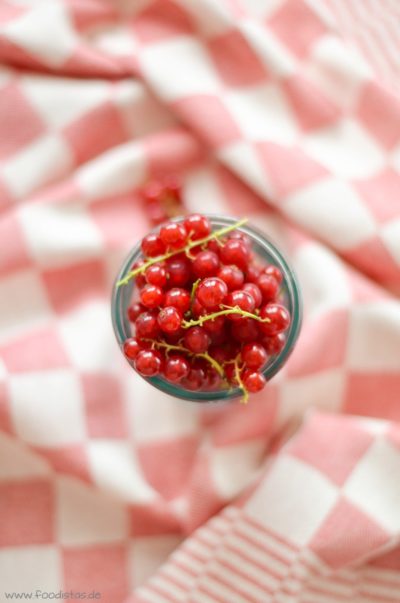 Kokos Crème Brûlée mit Johannisbeeren › foodistas.de