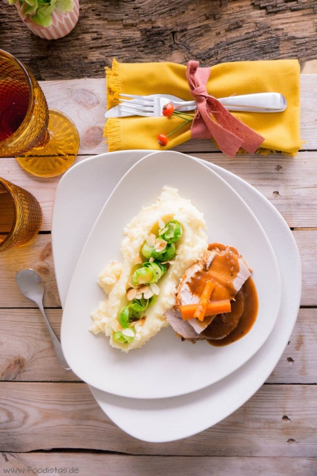 Schweinerollbraten mit Pflaumen, Pastinakenpüree und Rosenkohlblättern