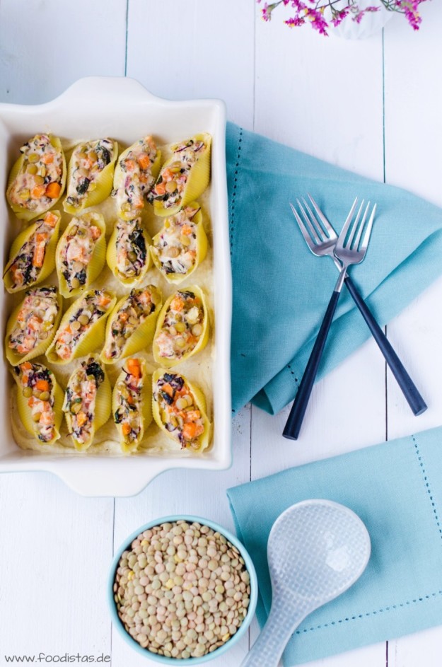 Gefüllte Muschelnudeln mit Linsen, Süßkartoffeln und Mangold dazu eine Cashewcreme