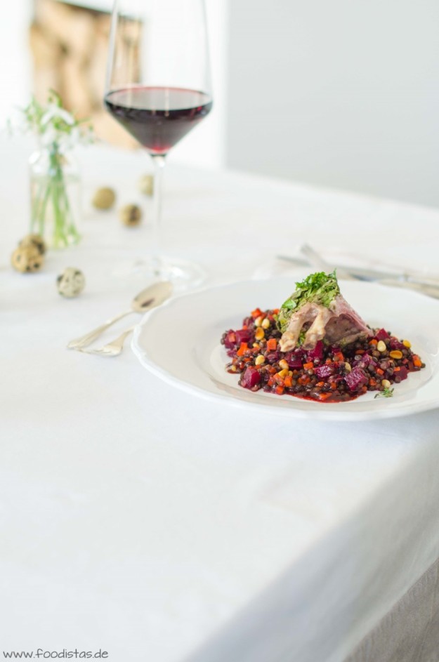 Kräuterlamm auf laufwarmen Linsensalat