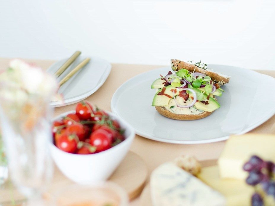 Foodistas Frühstück Bagel mit Speck und Avocado