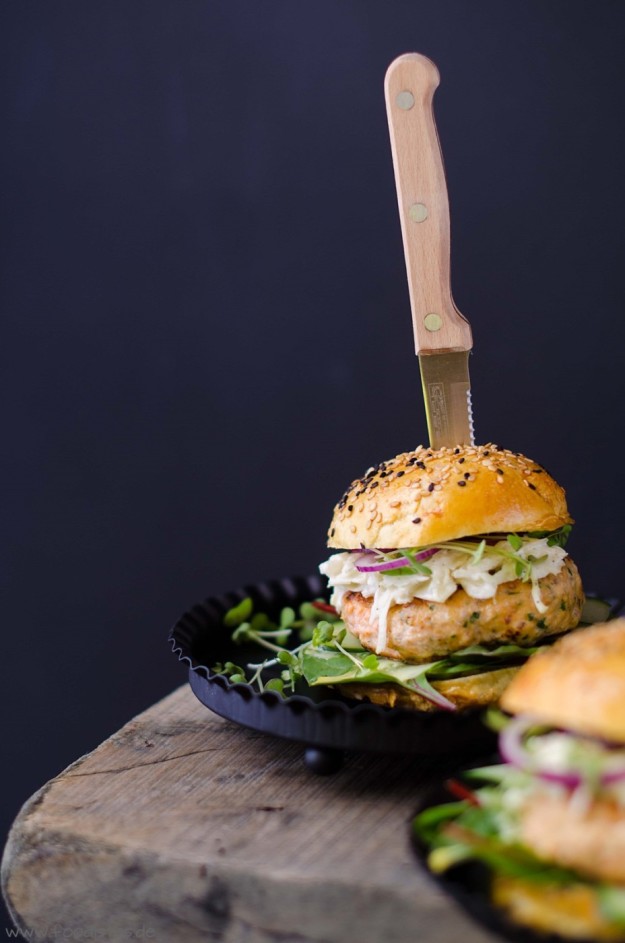 Lachsburger mit Koriandermayonnaise und Coleslaw