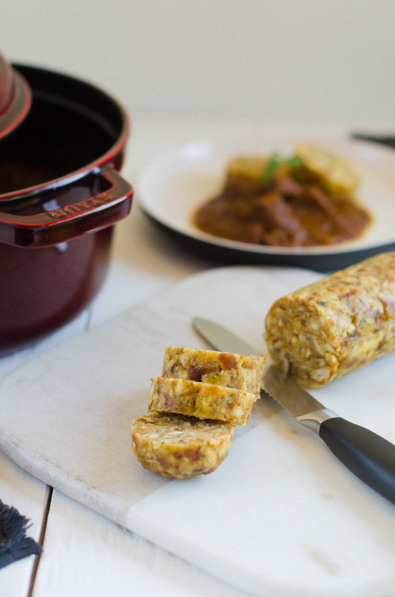 Zartes Rindergulasch, luftig leichte Serviettenknödel › foodistas.de