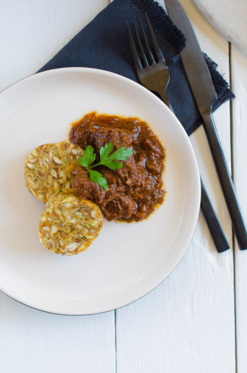 Zartes Rindergulasch, luftig leichte Serviettenknödel › foodistas.de