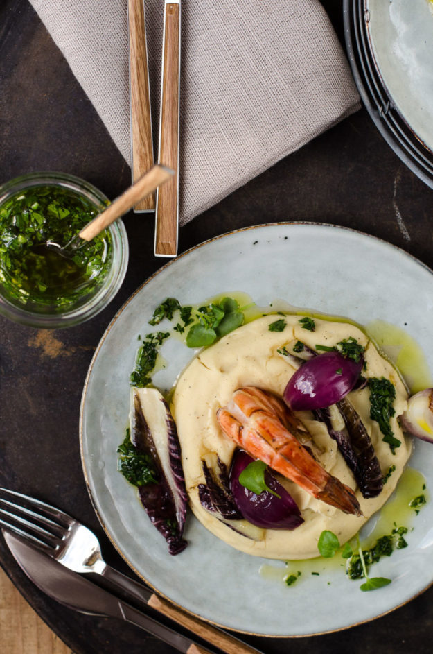 Bohnenpüree mit Garnelen, Gremolata und karamellisiertem rotem Chicoree
