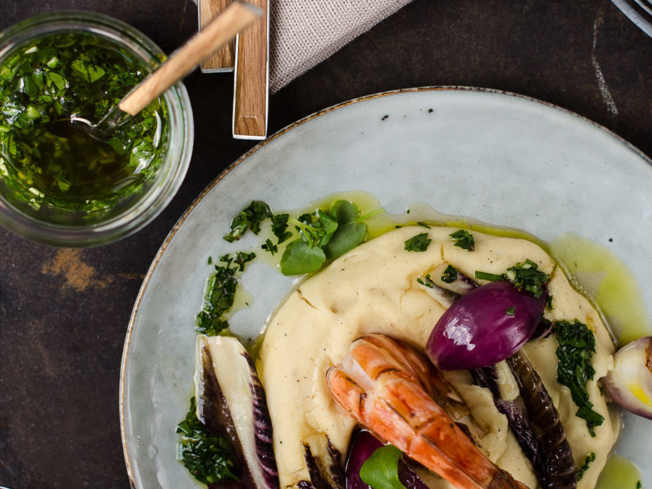 Bohnenpüree mit Garnelen, Gremolata und karamellisiertem rotem Chicoree