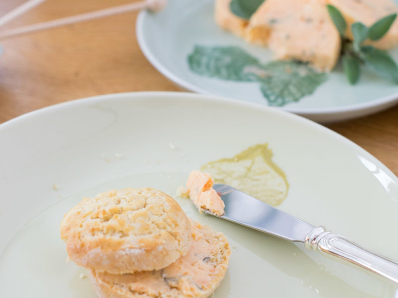 Haferscones mit Tomatensalbeibutter