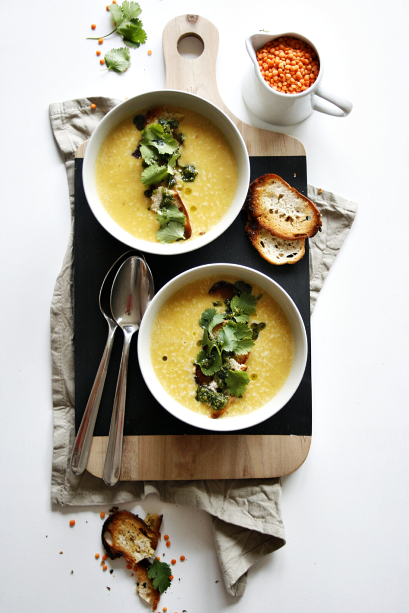 Karotten Linsen Suppe Mit Korianderpesto Und Krossen Brotchips