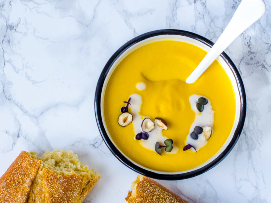 Möhrensuppe mit gelber Bete, Kurkuma, Orangen und Zitronengras