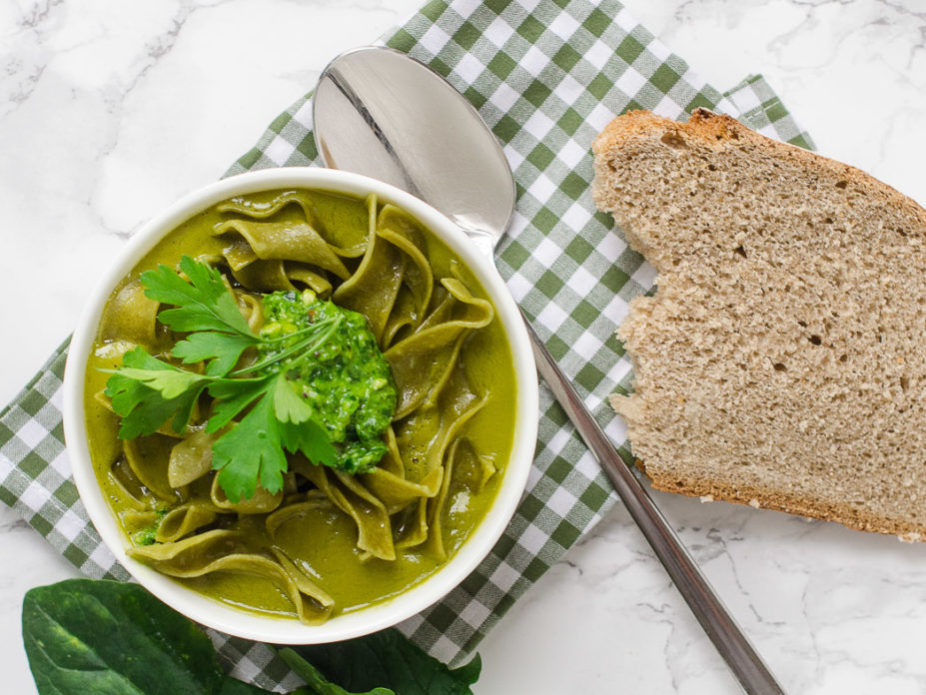 grüne Pasta-Suppe