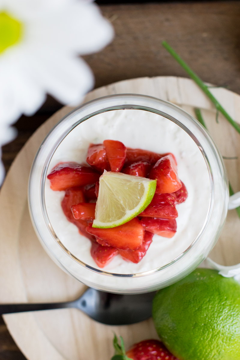 Limettenmousse mit Erdbeeren, › foodistas.de