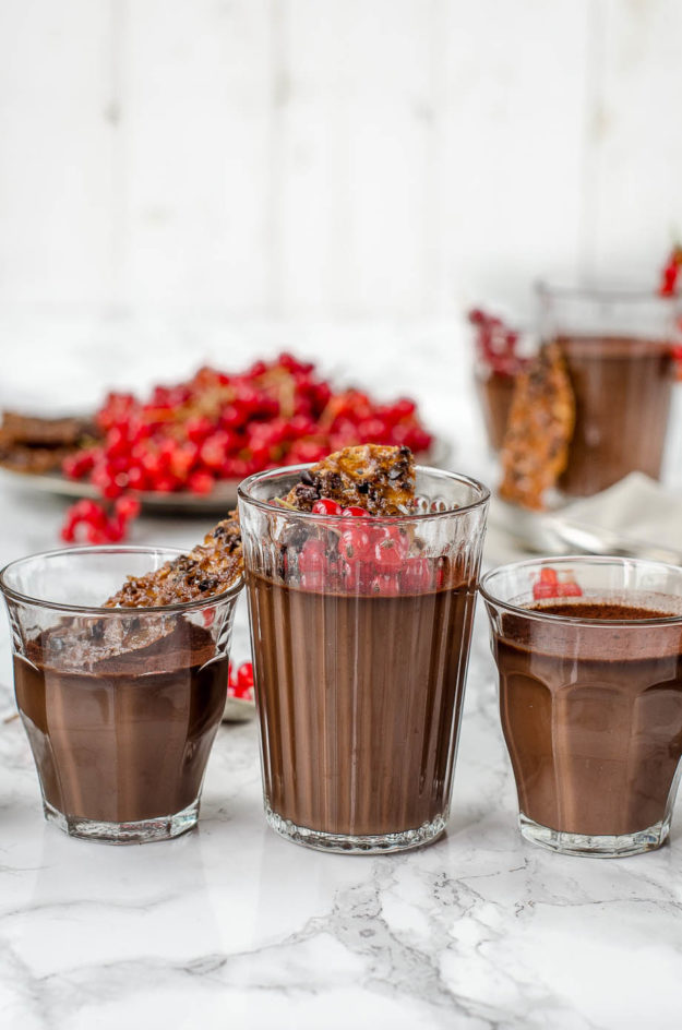 Schokoladencreme mit Rum und Johannisbeeren
