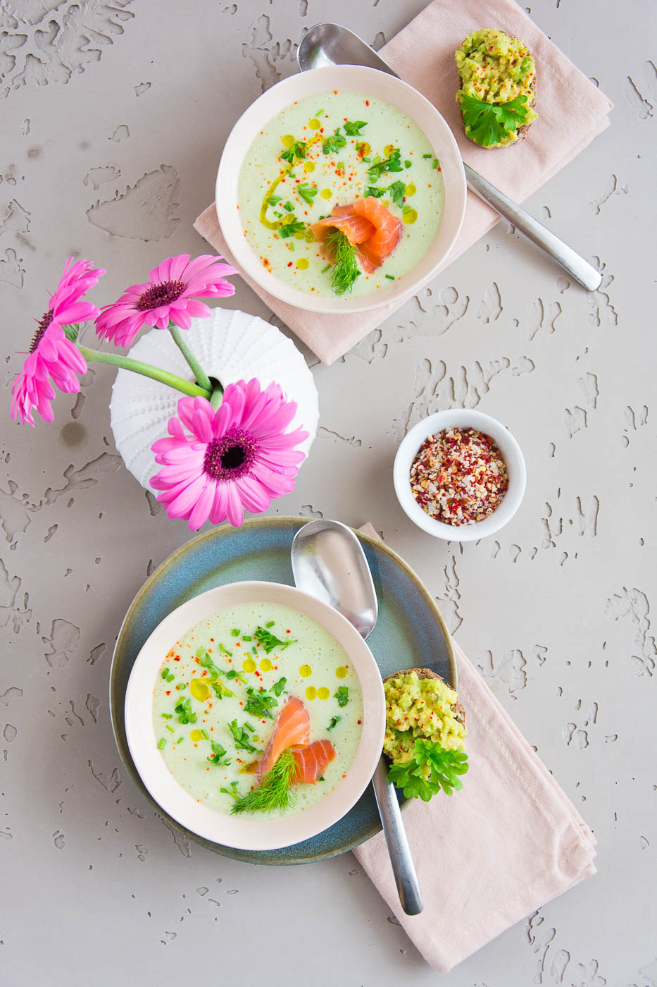 Sommerliche Avocadosupppe mit Gurke, Lachstopping und Crostini ...