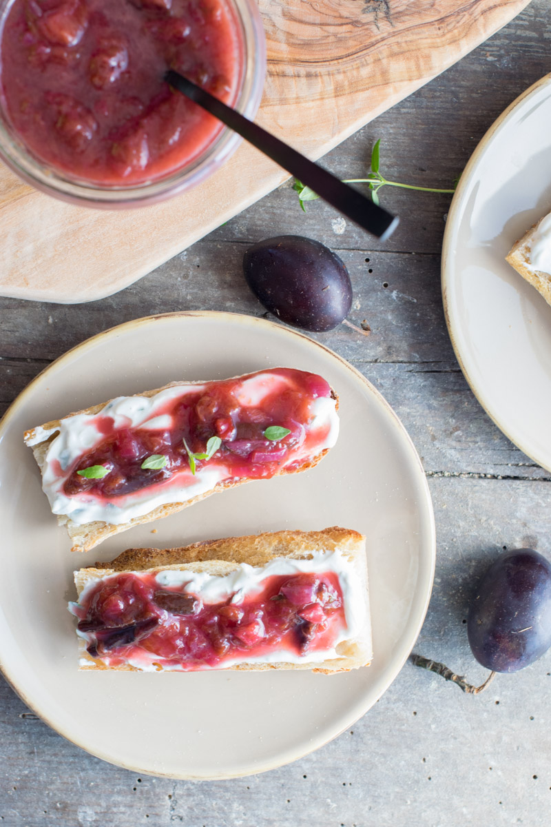 Pflaumen-Chutney auf Ziegenfrischkäse, › foodistas.de