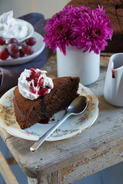 Fluffiger Rotweinkuchen mit einer süßen Rotweinsirup Krönung › foodistas.de