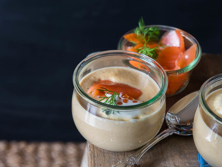 Pastinakencremesuppe mit Lachs und Caviar