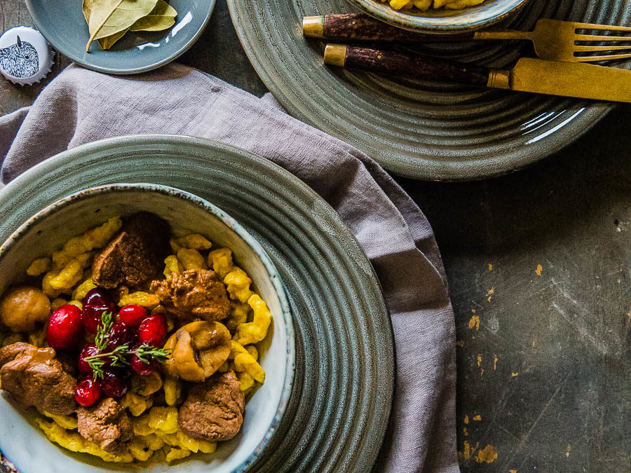 Wildschweingulasch mit Kurkumaknöpfle und Cranberries