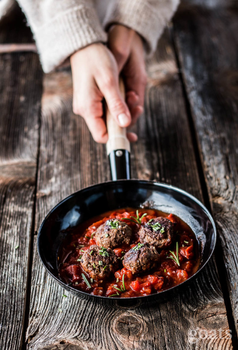 Hackfleischbällchen mit Tomaten-Sherry-Sauce und Kräuter-Fladenbrot ...