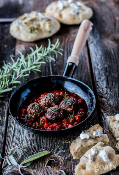 Hackfleischbällchen mit Tomaten-Sherry-Sauce und Kräuter-Fladenbrot ...