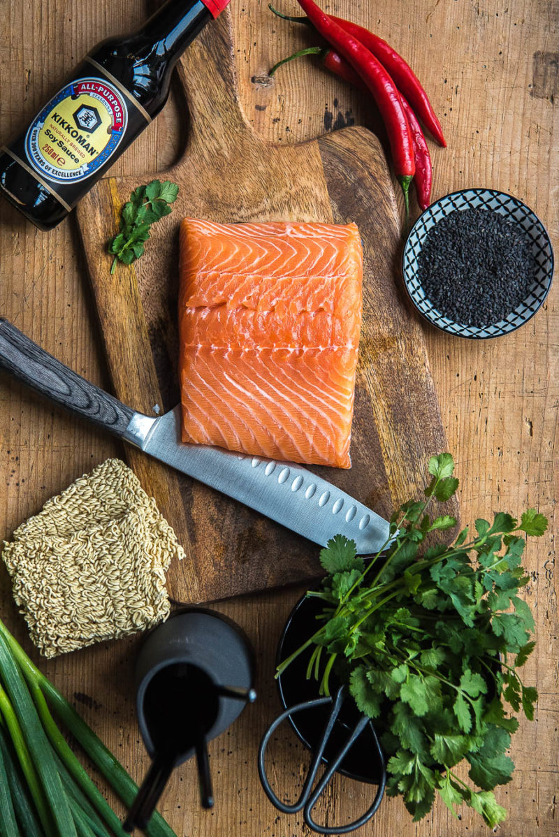 In Soja Sauce pochierter Lachs mit gebratenen Nudeln, Kikkoman Soja ...