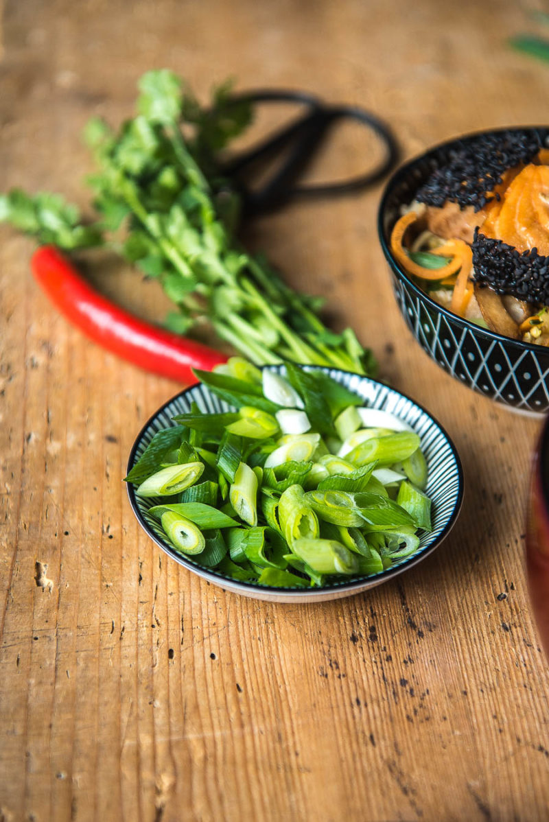 In Soja Sauce pochierter Lachs mit gebratenen Nudeln, Kikkoman Soja ...