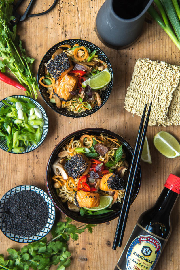 in Sojasauce pochierter Lachs mit Asia Nudeln