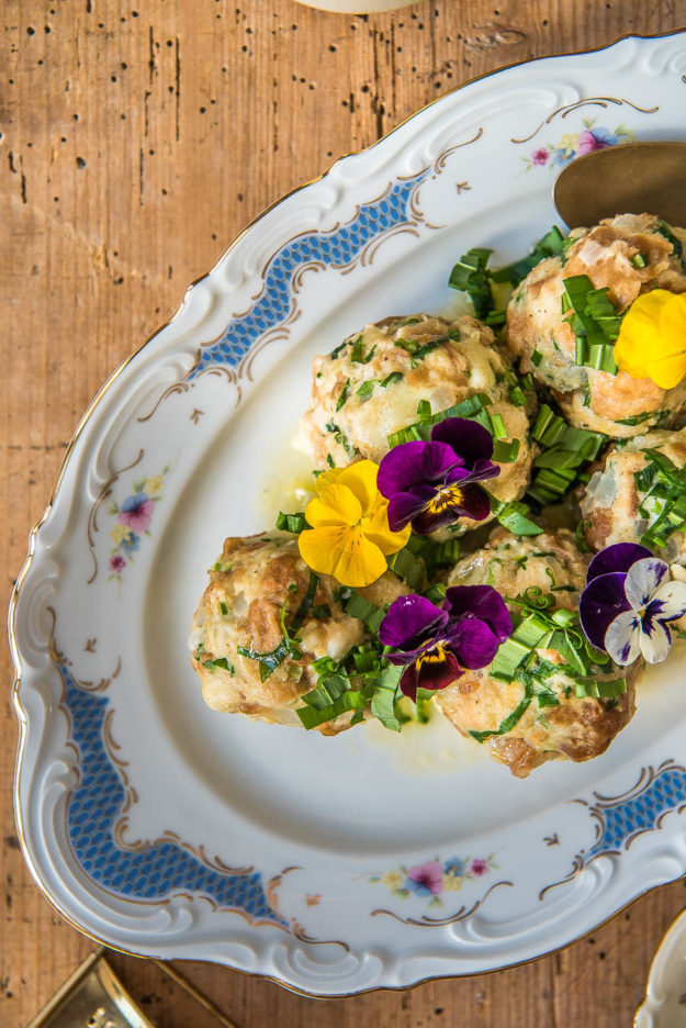 Bärlauch Knödel mit knusprigem Schinken