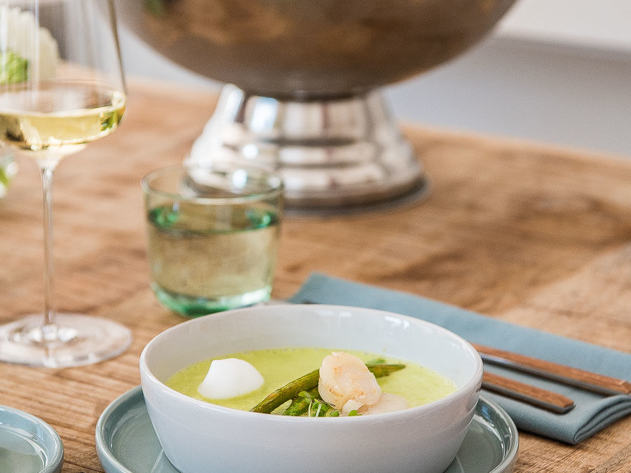 Blanchet grüne Spargelcremesuppe mit Jakosbmuschel