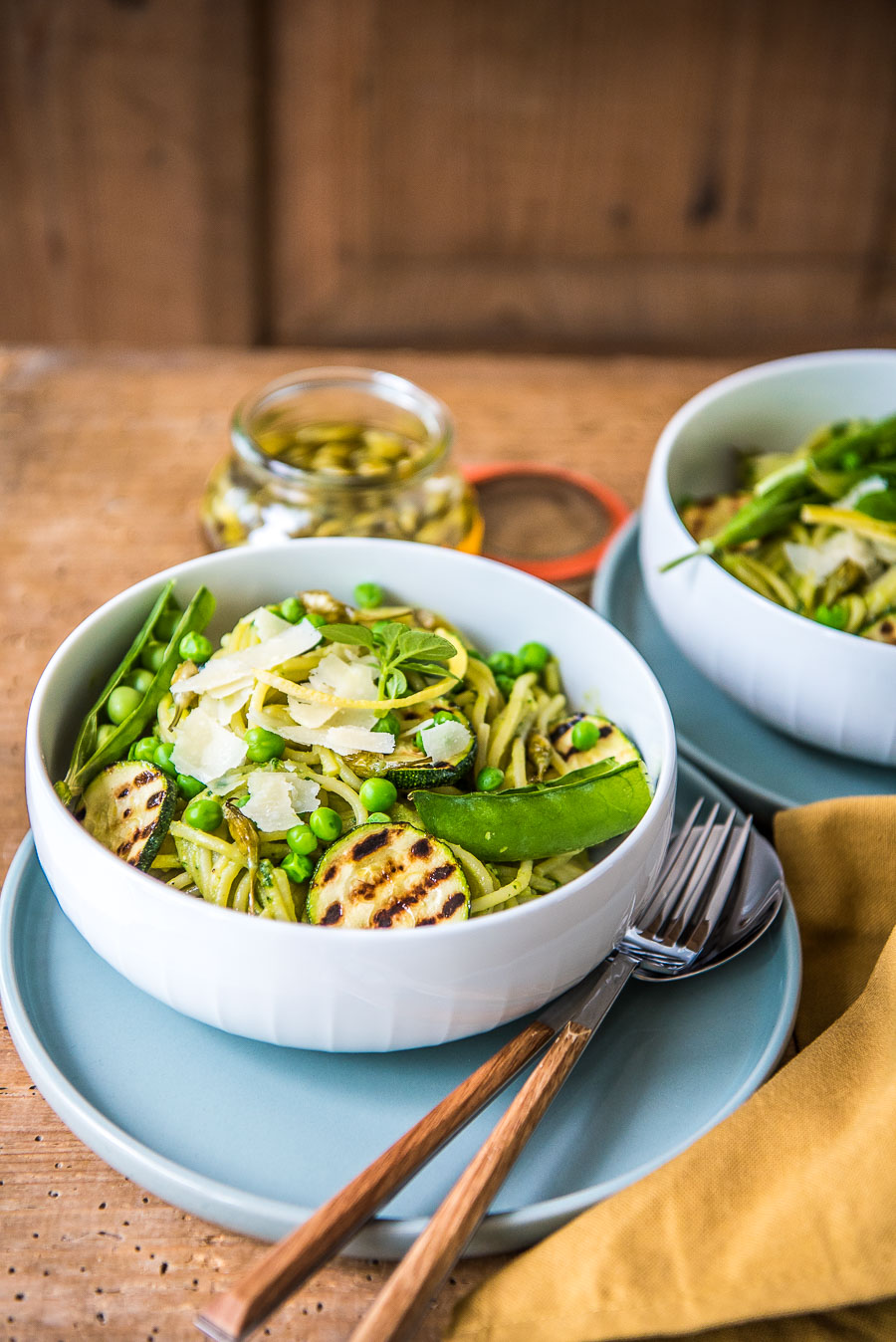 Bärlauchblüten Pasta mit Zucchini und Avocado