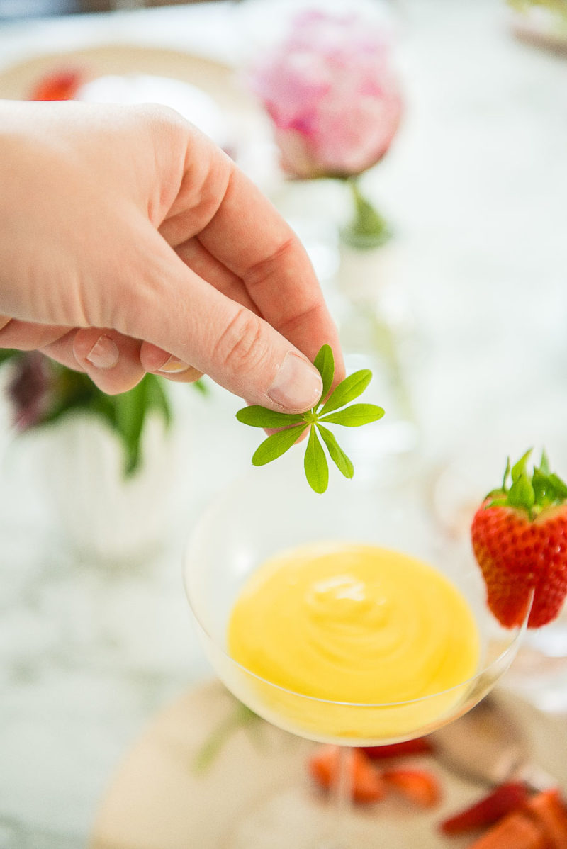 Waldmeister-Portwein-Zabaione mit Erdbeeren, Dessert Waldmeister ...