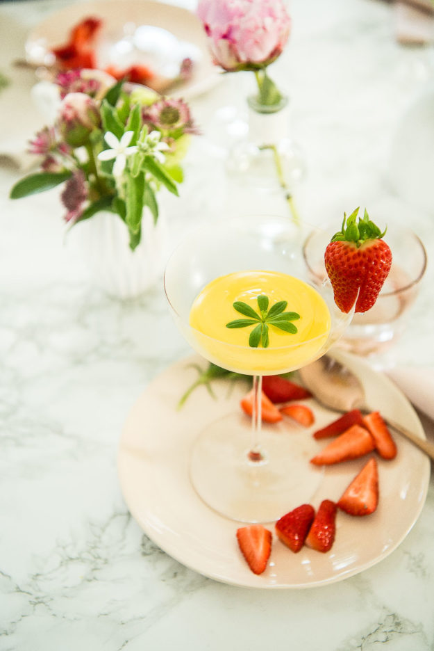 Waldmeister Zabaione mit Erdbeeren