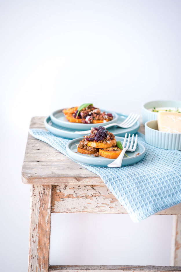 Überbackene Süßkartoffeln mit Hackfleisch und Salbei