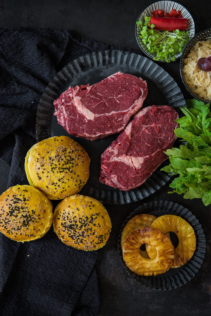 Kurkuma Steak Burger mit Ananas und Mango, exotischer Steak Burger ...