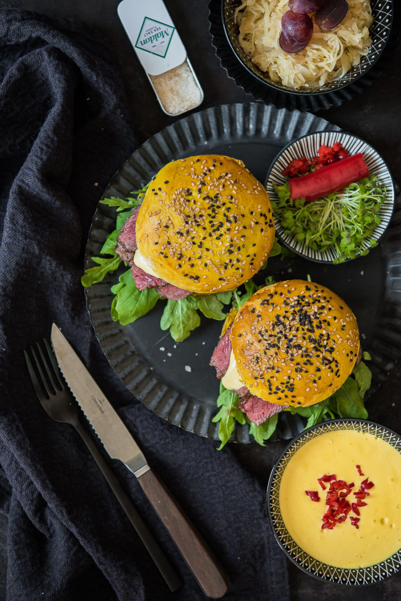 Kurkuma Steak Burger mit Ananas und Mango, exotischer Steak Burger ...