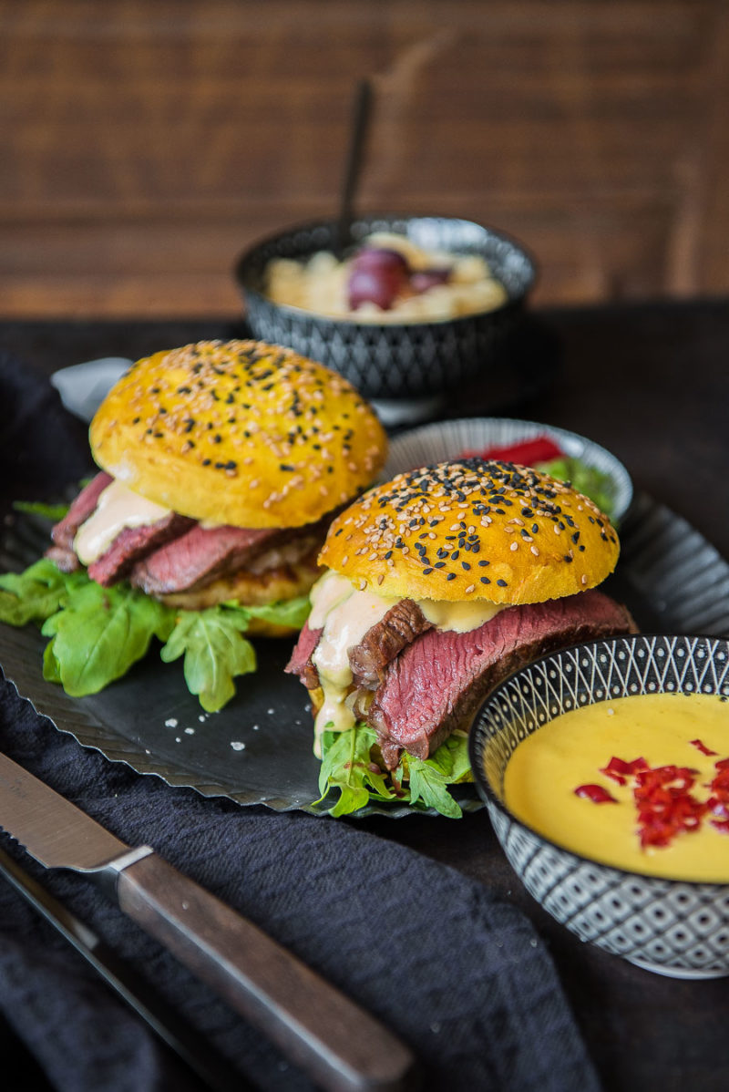 Kurkuma Steak Burger mit Ananas und Mango, exotischer Steak Burger ...